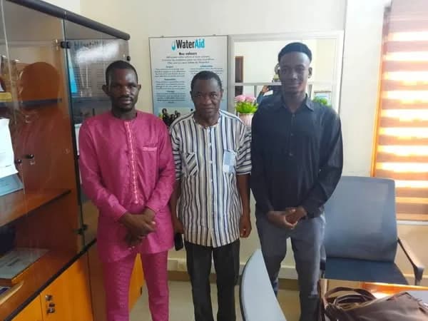 Membres de l’ACIEA dans les locaux de WaterAid