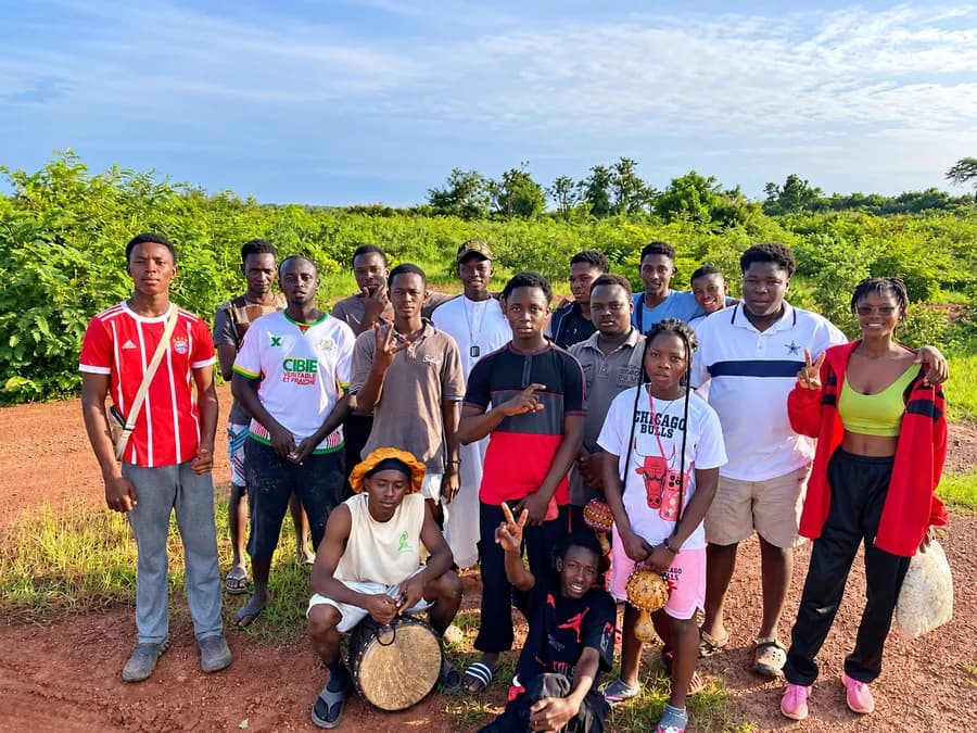 Groupe de jeunes participants au Camp Vacances Éco-Citoyen de Komsilga
